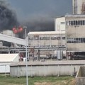 Veliki požar zahvatio čuvenu fabriku u Kutini: Kulja ogroman plamen, širi se gust crni dim!