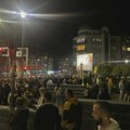 Građani Kragujevca na raskrsnici kod Velikog parka, pristalice SNS-a došle posle završetka skupa (VIDEO)