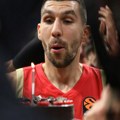 Посебан дан за кошаркаша Звезде, од Делија добио песму и торту за рођендан, цела Арена му певала