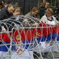 Srbi se i danas okupljaju ispred opštine u Zvečanu