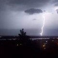 Grmi i seva nad Beogradom: Oluja tutnji gradom, vetar nosi sve pred sobom (video)
