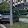 On je najpametniji: Pogledajte kako bahati vozač zaobilazi semafor na Novom Beogradu (video)