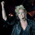 Pink prekinula koncert zbog žene koja je počela da se porađa: Videla lekare, pa joj se obratila (VIDEO)