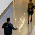 Jeziv snimak iz sidneja: Napadač s nožem krenuo ka porodici, heroj stao ispred njega i zaštitio ih (video)