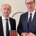 Da naš vladika gleda u oči Nemce i Ruanđane: Knežević poklonio Vučiću Njegoševa dela uoči bitke u UN