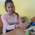 Ivana (13) je ostala slepa sa 4 godine, a njena mama ima samo jednu želju: Ređa sve same petice, svira klavir i piše pesme…