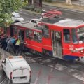 "Ovo postoji samo u Srbiji"! Tramvaj ponovo ispao iz šina, nekoliko građana guranjem pokušali da ga vrate (video)