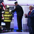 Amerika tuguje: Stotine vatrogasaca na sahrani bivšeg šefa koji je ubijen na Trampovom skupu (foto)