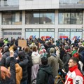 Održan protest u Novom Sadu, deo ispred skupštine ofarban crvenom bojom