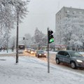 (Video, foto) kolaps u najvećem gradu Srpske: Sneg obara grane, mnoge ulice neočišćene, a saobraćaj se teško odvija