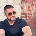 Poznati pevač završio u bolnici! Slavio praznik rada, pa primetio promenu na nozi: Morao hitno da reaguje
