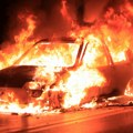 Tri automobila izgorela na parkingu, počinilac bacio zapaljivu tečnost Jedno vozilo pripada poznatom biznismenu (foto)