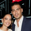 Skinuo se Vujadin Savić! Mirkin partner se baškari u bazenu: Pokazao isklesane trbušnjake, svi gledaju u jedno