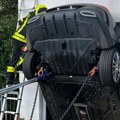 "Mercedes" ostao zagljavljen u liftu - naglavačke! Bizarna scena koja se vidi jednom u životu: Vozač napravio kobnu grešku…