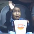 VIDEO Ako vam ovaj osmeh dečaka ne popravi dan, ništa neće: Scena sa NBA utakmice postala hit