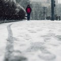 (Video) Snašao se kako je znao zbog snega i leda čovek puzao preko pešačkog prelaza