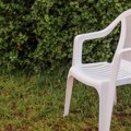 Ne bacajte ih! Evo kako da na najlakši način očistiti bele plastične stolice i vratiti im prvobitnu belinu