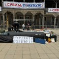 Naprednjaci postavili svoje transparente na mestu gde kragujevački studenti slave Dan grada