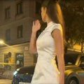 Đina Džinović se snima nasred ulice u Barseloni: Kola se zaustavila zbog nje, a ona u miniću, nosi torbu od 5.500 evra (video)…