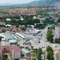 Две незгоде у Врању: Пас оборио и повредио бициклисту, а возач срушиопешачку ограду код школе „Радоје Домановић“