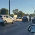 (Video) Motociklista se zakucao u "Mercedes": Vozači odmah izašli da rasprave, sudar na Brankovom mostu!