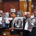 FOTO: Poslanici opozicije u Skupštini uz slike targetiranih glumaca poručili - "Niste sami"