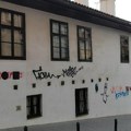Manakova kuća išarana grafitima