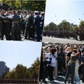 Roditelji čekali mlade oficire vojske Srbije: Suze nisu skrivali, poslali jaku poruku! Dirljivi prizori ispred Skupštine…