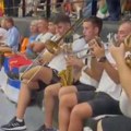 Srpski orkestar za Novaka: Đoković kao da je u Beogradu, pogledajte ludnicu naših navijača u Valensiji