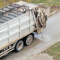 Nišlijka svedočila pražnjenju kontejnera kamionom iz koga curi otpad