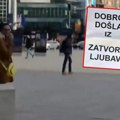 "Dobro došla iz zatvora, ljubavi" Gledaju, ne veruju, mora da je neka smicalica! Muž sačekao ženu posle 5 godina na…