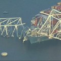 Srušio se most u Baltimoru nakon što je brod udario u njega, u reku pali i ljudi i vozila