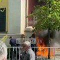 Drama u Tirani: Demonstranti bacali baklje na opštinu, traže ostavku gradonačelnika, sukobili se sa policijom (video)