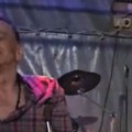 Pevač na štakama peva ispod šatora Nestao zbog teške bolesti, sada se pojavio posle 20 godina