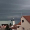 Zastrašujuća superćelija snimljena u Šidu, nevreme stiže iz Hrvatske: Crni oblak nad gradom, meteorolozi najavili potop…