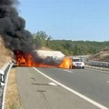 Buktinja na auto-putu: Saobraćajni incident kod Kruševca, vatrogasci pokušavaju da ugase ogroman plamen