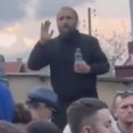 Ovako je sveštenik zaustavio haos ispred kuće gradonačelnika Kočana: "Hajde da sahranimo decu, a posle..."