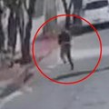 Jeziv snimak! Manekenku ubio plaćeni ubica maskiran u dostavljača: Ubica beži, dok majka žrtve vrišti