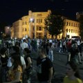 (Foto, video) blokade u Beogradu: Demonstranti ispred Pravnog fakulteta, policija sklanja kontejnere, blokirana rampa na…