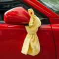 Primetili ste beli peškir na retrovizoru tuđeg automobila? Nemojte ga ignorisati - evo i zašto