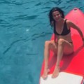 Niko ne može da veruje da je zgodna voditeljka na pragu 6.: Decenije Pokazala perfektno telo na surf dasci, a svakog jutra…
