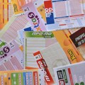 Srećke prekrile Normandiju: Prevrnuo se kamion na auto-putu, prosule se hiljade greb-greb kartica