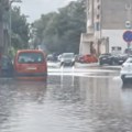 (Foto, video) strašno nevreme pogodilo Zagreb: Auto zaglavljen u poplavi, intervenisali i vatrogasci, ulice se pretvorile u…