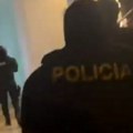 Jeziv napad na policajce u Novom Beogradu! Teško pretukao pripadnika MUP u stanu, a devojka ga ujedala