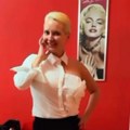 Pevačica u najkraćem miniću: U njenom domu pored slike Merilin Monro stoji krst na crvenom zidu: Šarena vrata i sto sa ikonama…