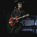 Gitara Noela Galagera slomljena u noći raspada Oasisa prodaje se na aukciji
