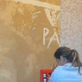 Renovirala kuću, skinula tapete pa pronašla skrivenu poruku: Osvanula preko celog zida, ostala u šoku kad je videla (video)