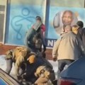 (Uznemirujuće) Agenti oborili muškarca na ulicu, a onda ga upucali?! Horor snimak pucnjave u Americi kruži internetom, ljudi…