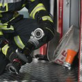 Novi Pazar: Vatrogasci i dalje gase požar u magacinu tekstila