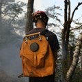 Na planini Stolovi kod Kraljeva jak vetar rasplamsava vatru (FOTO)